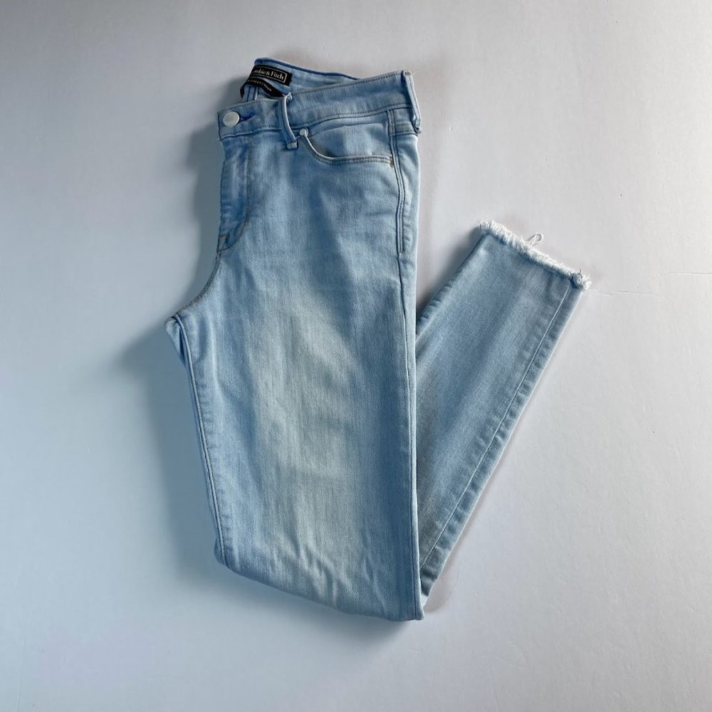 Abercrombie & Fitch Signature, light wash distressed skinny jeans, size 6/28